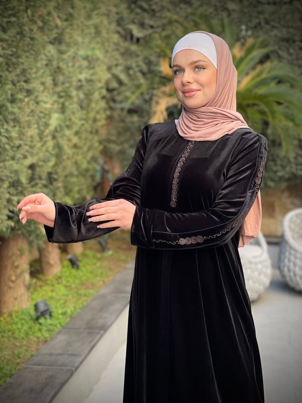 Modern Embroidery Black Velvet Abaya 4 / Black Modern Embroidery Black Velvet Abaya 4 / Black