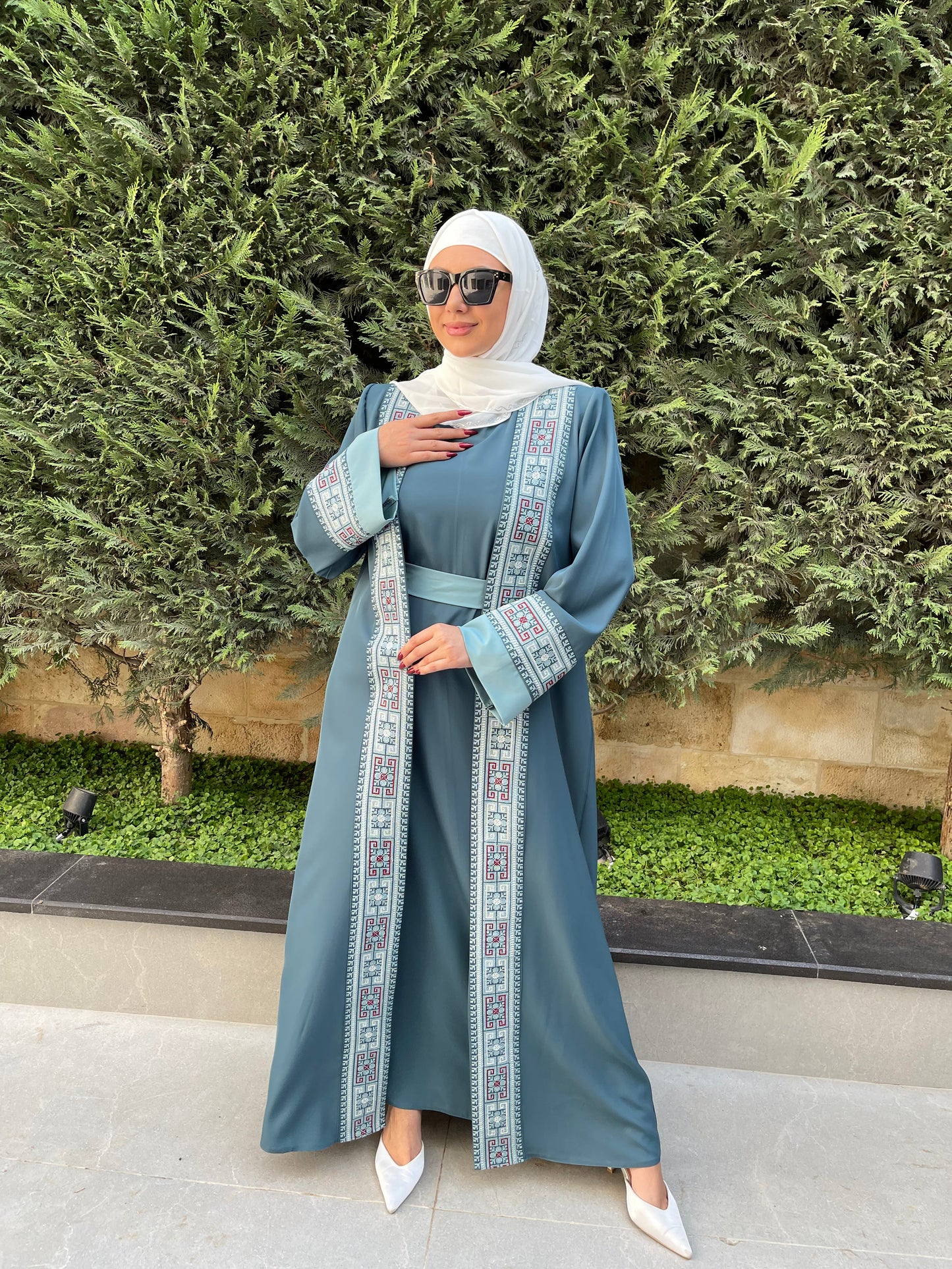 
                  
                    طقم عباية مطرزة ملونة
                  
                