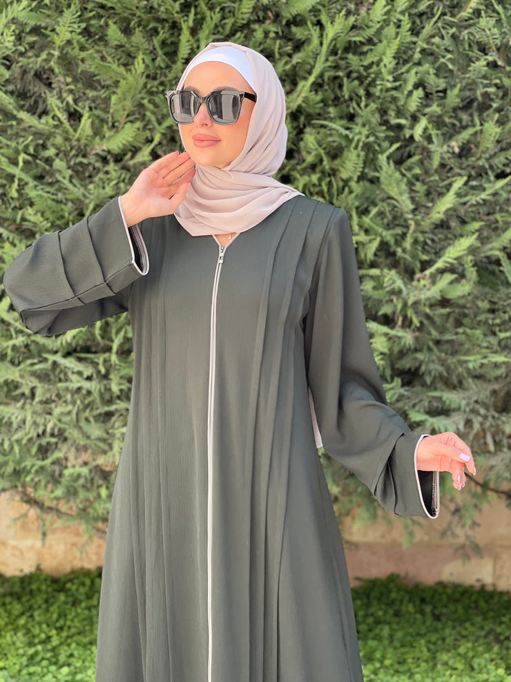 Colorful Comfort: Simplistic Front-Zip Abaya