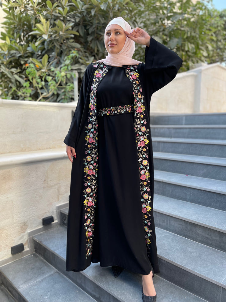 عباية باللون الأسود مطرزة وعصرية مكونة من قطعتين